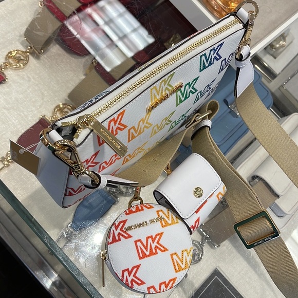 MICHAEL KORS
Jet Set Logo Crossbody Bag with Case for Apple
AirPods Pro

NWT - Picture 2 of 16